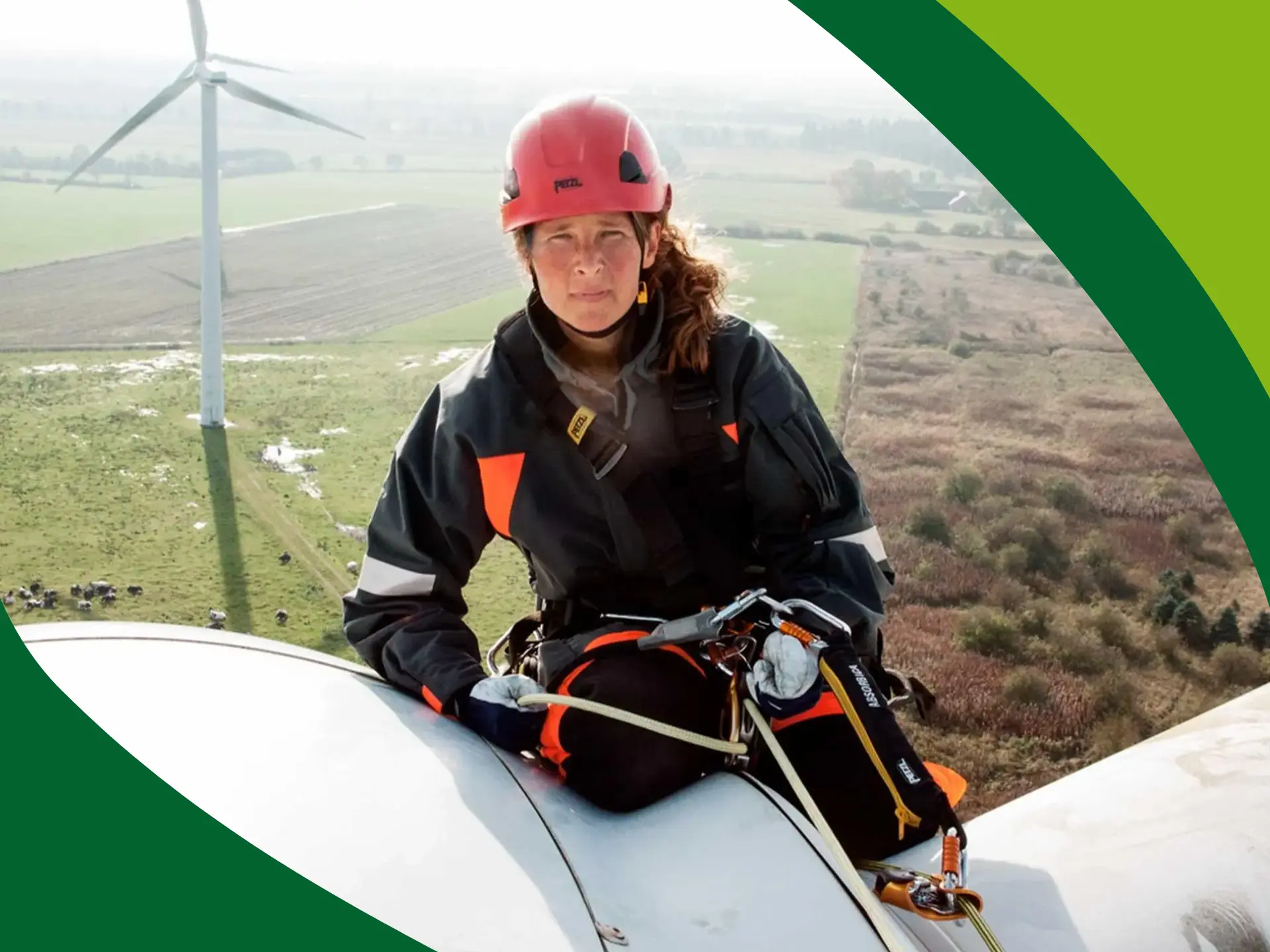 Kvinde sidder på vindmølle